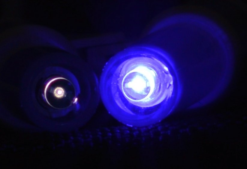 LED zariadenie s modrým a UVA svetlom