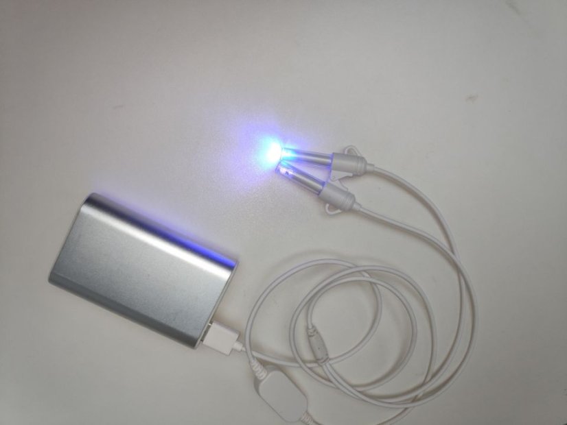 LED zařízení s modrým a UVA světlem
