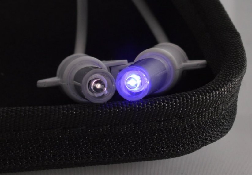 LED zariadenie s modrým a UVA svetlom