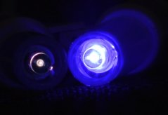 LED zariadenie s modrým a UVA svetlom