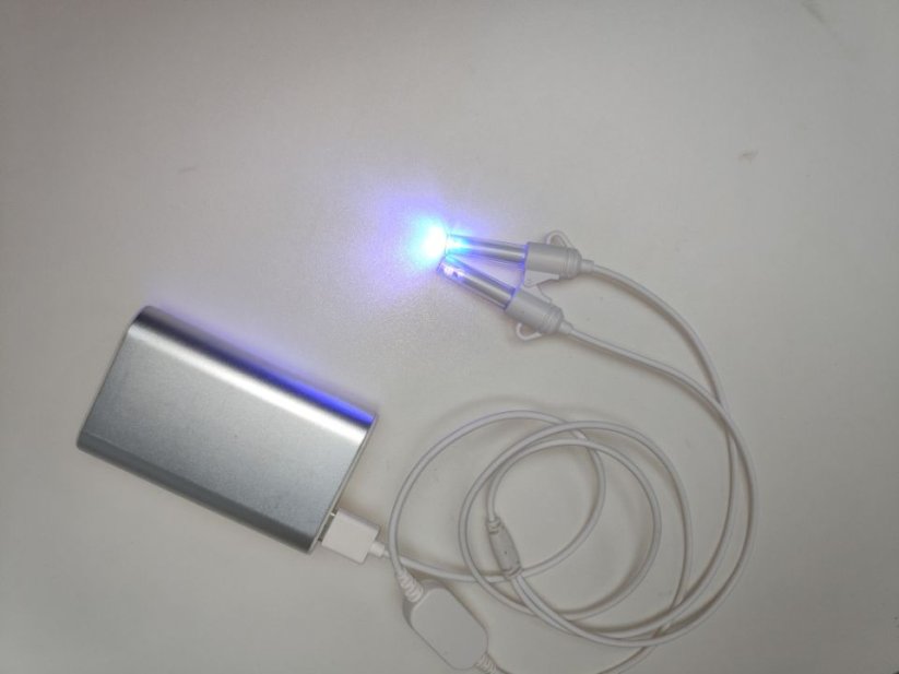 LED zariadenie s modrým a UVA svetlom